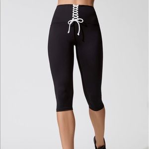 NWT Year of Ours Cameron Capri Legging